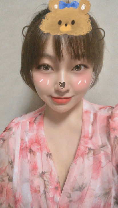 气质连衣裙 泡泡袖v领短裙 超显白显瘦的