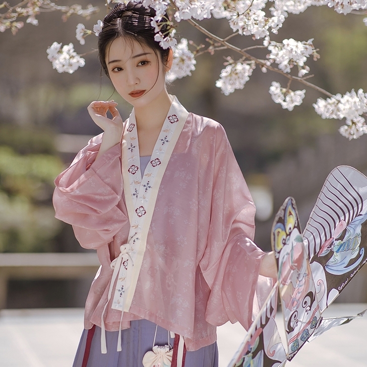 少女风宋制汉服。上衣六仙书阁,下裙十三余。...