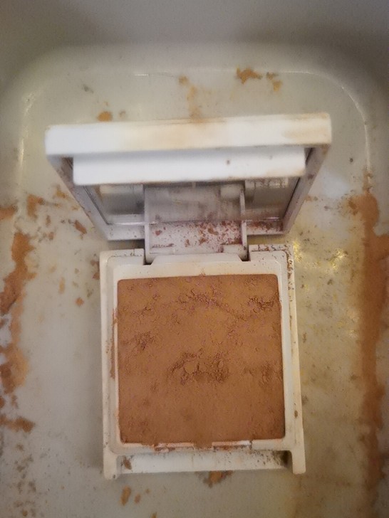 贝玲妃的修容粉，我不小心整破了，哪个姐妹会...