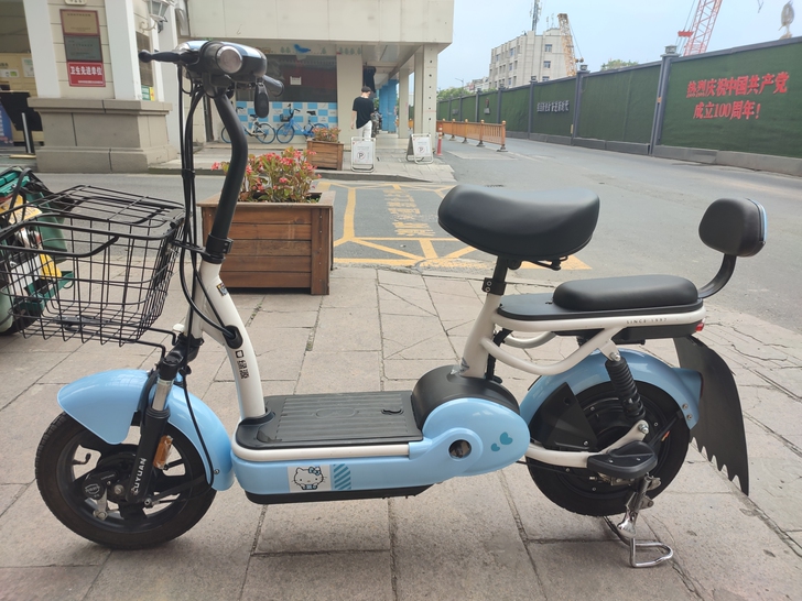 绿源品牌,锂电池小车小巧轻便,电瓶可以拿回...