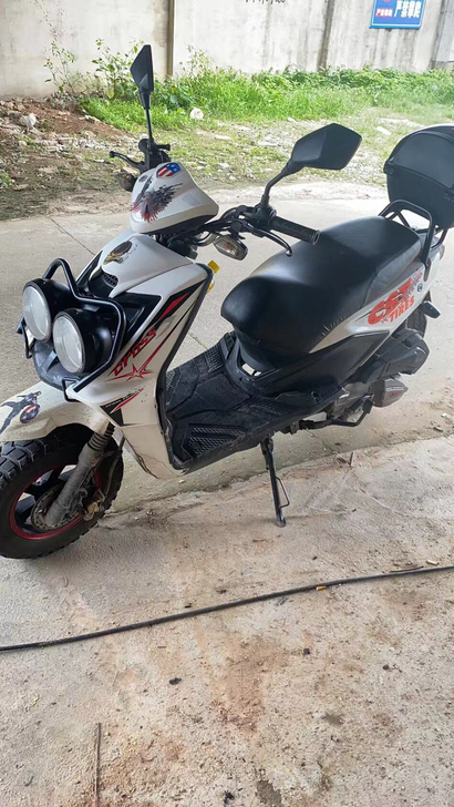 路虎踏板摩托车150CC,4千多公里,特价...