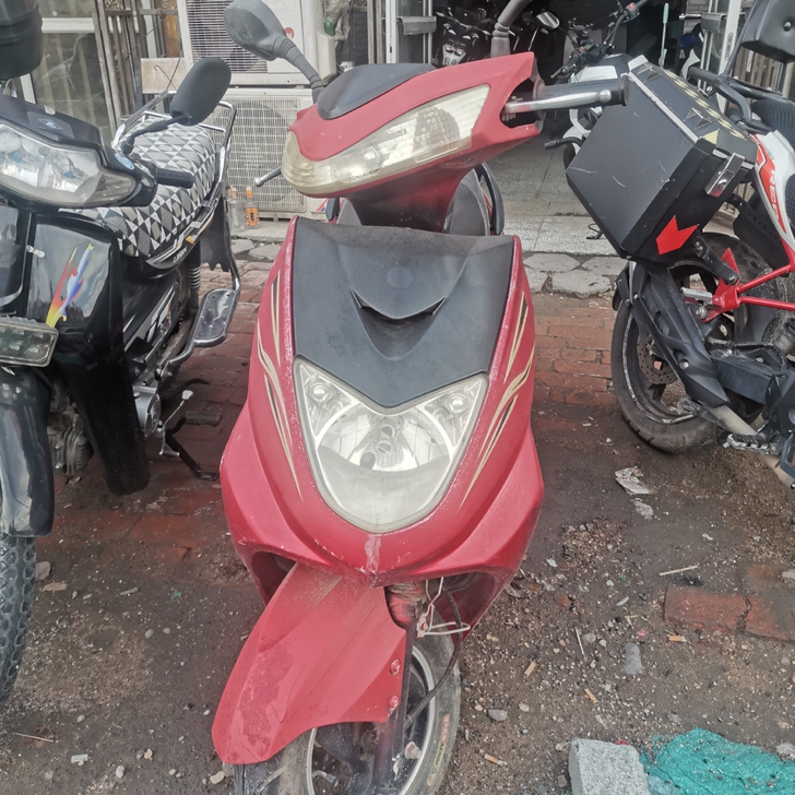 125踏板摩托车。给油就80迈，提速挺冲的...