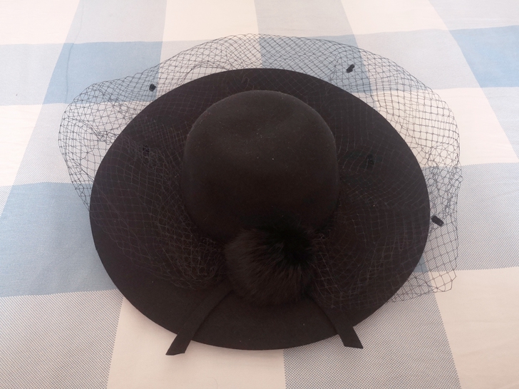 黑色礼帽，质感很好，全新。