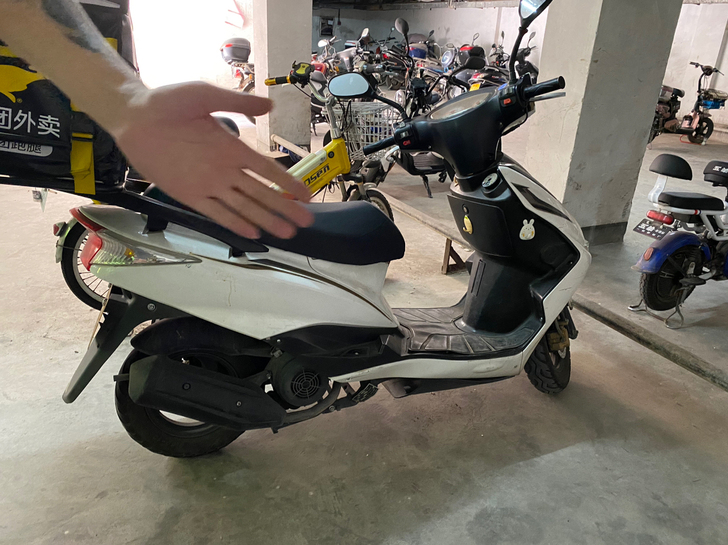 代友出台踏板车 摩托车 125cc