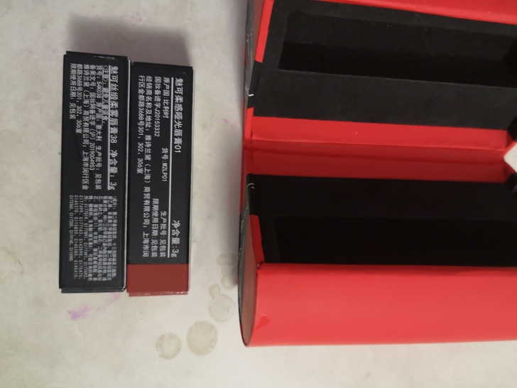 朋友送的两支mac口红,全新未拆封。