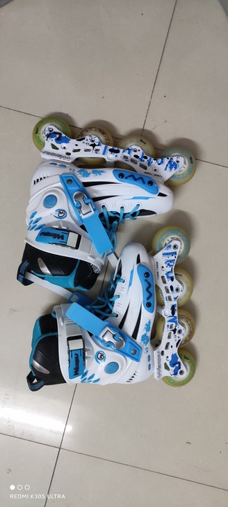 WEIQIU白蓝单排轮滑鞋