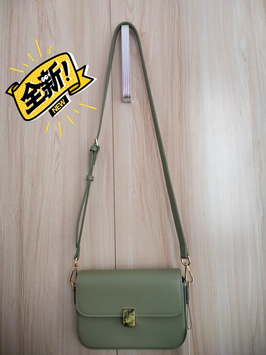 单肩斜挎包，吊牌在全新，一次未背过。吊牌价...