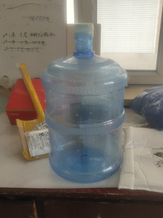 卖水桶，能装37斤水，自取