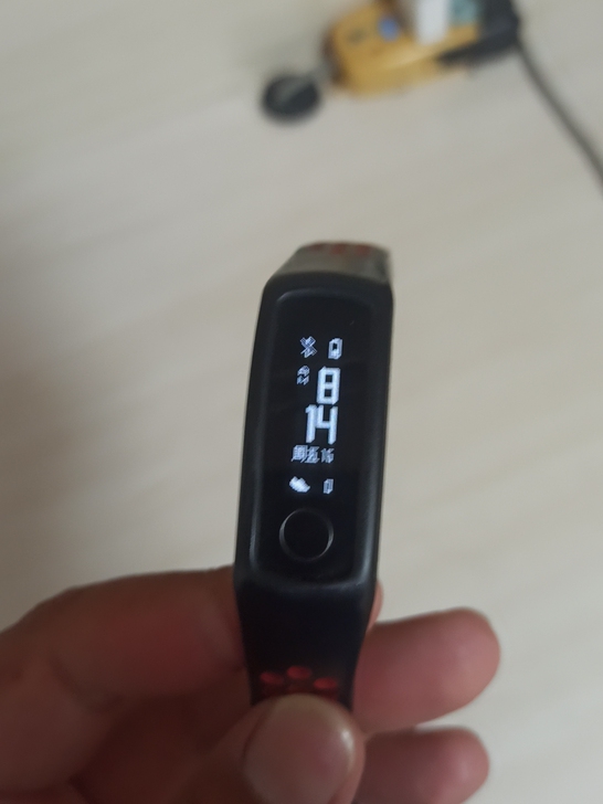 闲置三个手环,一个华为手环3,一个小米手环...