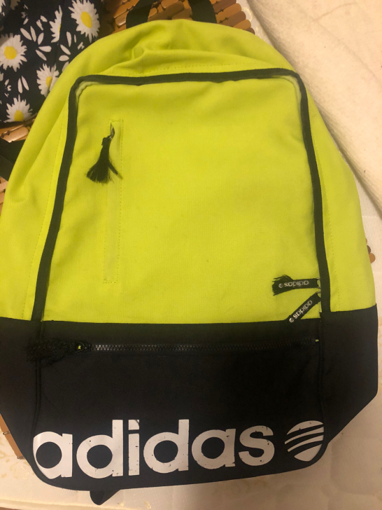 阿迪达斯三叶草