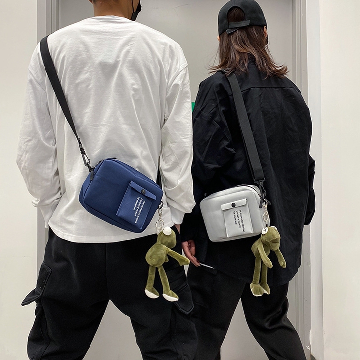 潮牌斜挎包男