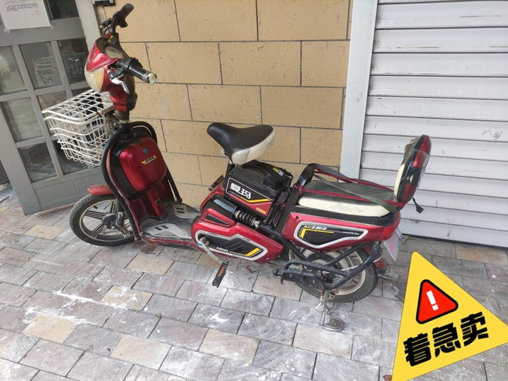 爱玛电动车，低价出售，去年刚换的原厂电瓶。