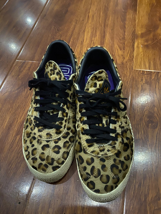 阿迪达斯三叶草的鞋子，豹纹蛮时尚的