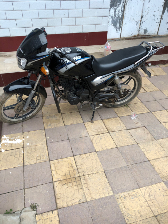 摩托车。950