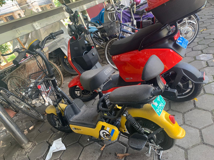 爱玛新国标电动车，很久不骑了，低价转。洗洗...