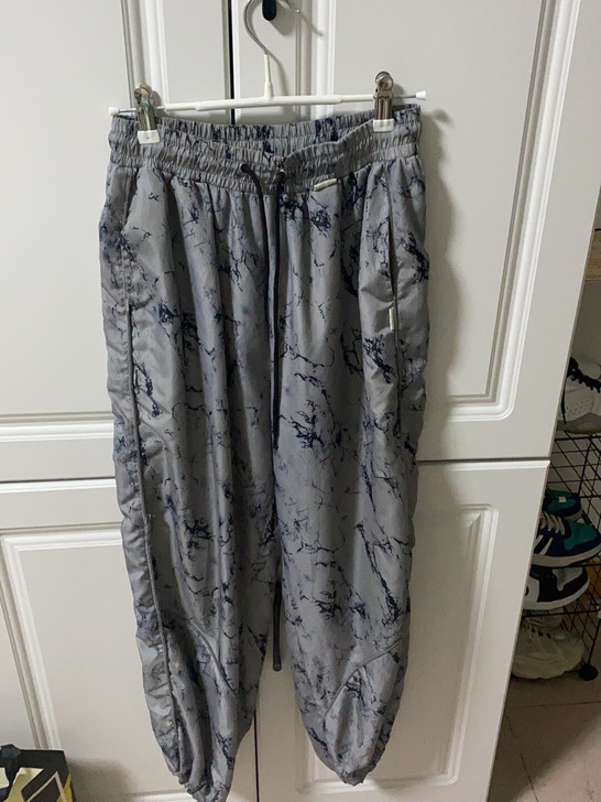 本人182。115斤。宽松版工装裤子