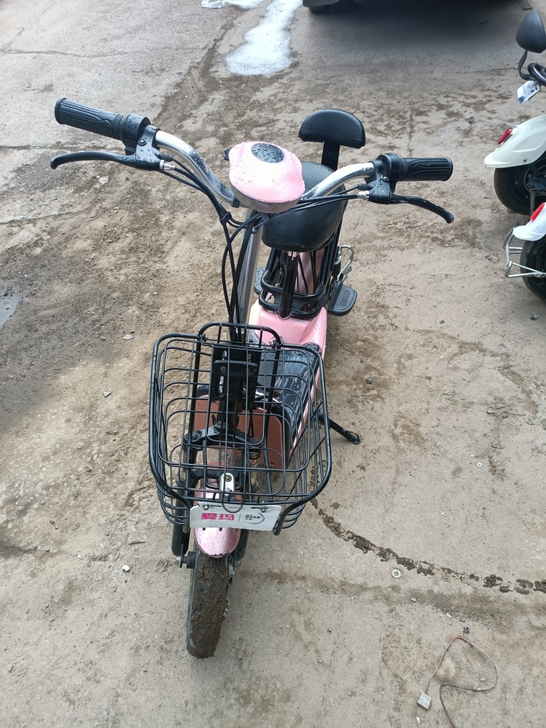 新到粉色爱玛电动车一台，非常适合小姐姐骑行...