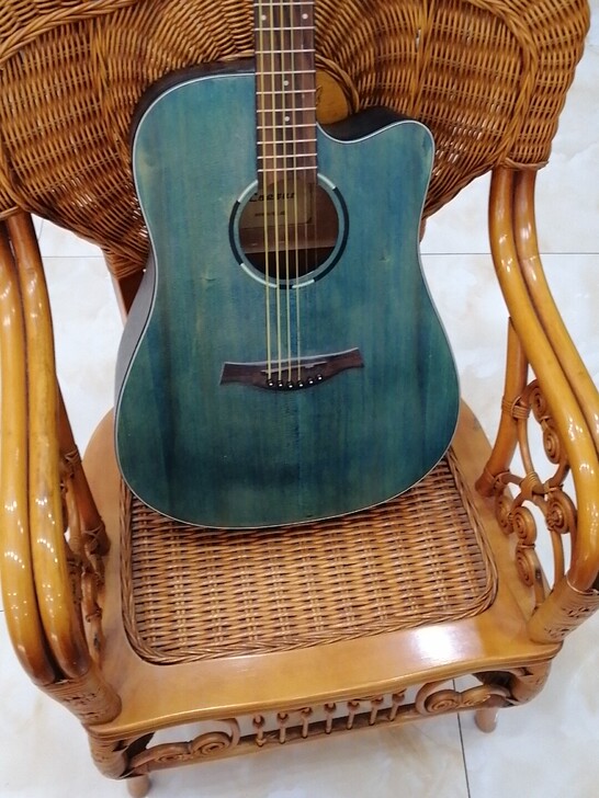 凯撒单板复古吉他，面板正中间有轻微裂缝已修...