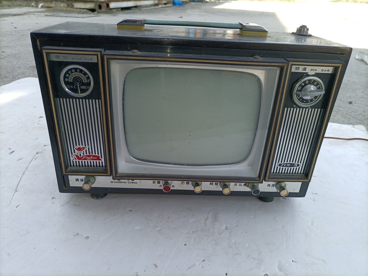 老式星火电视机，400块不包邮，不开机，好...