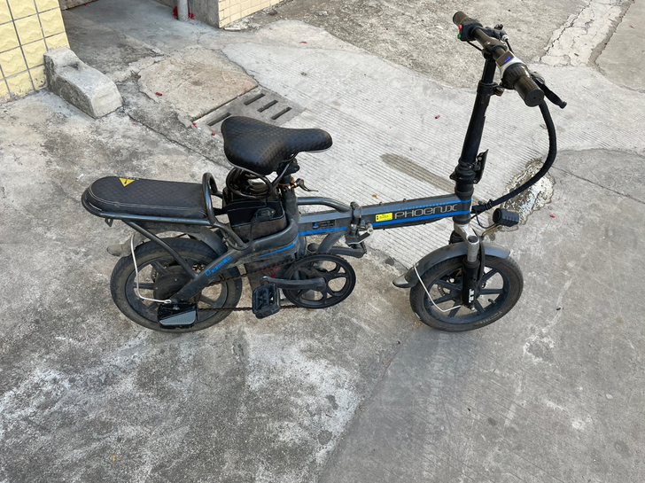 850一口价出凤凰折叠电动车，13a，电池...