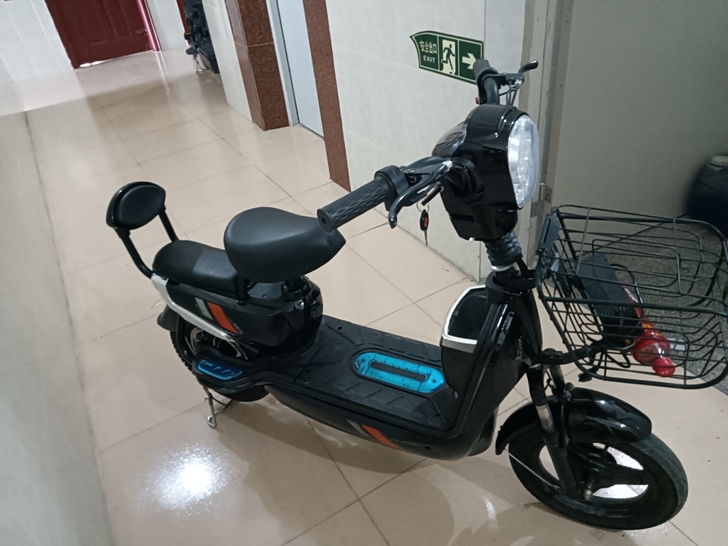 出一辆飞鹤电动车。车用了半年不到9成新。电...