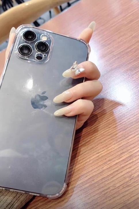女生一手自用苹果iPhone 12 Pro...