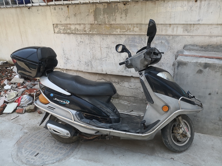 豪爵125踏板摩托车无牌照，车子没任何问题...