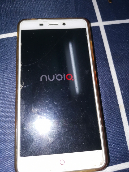 出努比亚手机，屏幕有点花，贴个膜就好，大二...