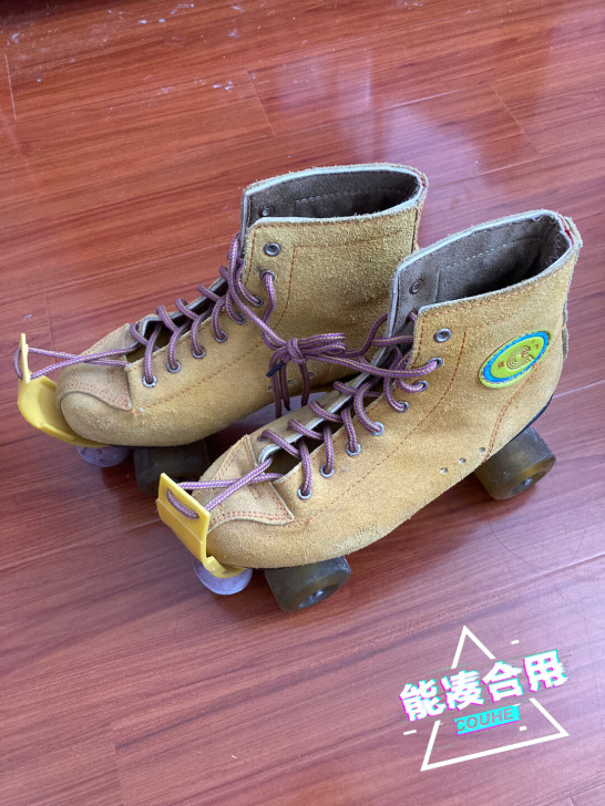 双排轮旱冰鞋，尺寸41，鞋面较新，底部有使...
