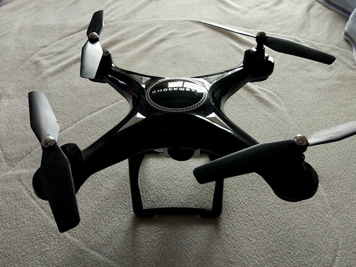 手感不是特别好，买回来就飞过一次，有两个电...