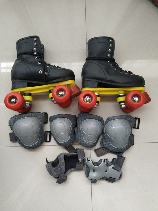 四轮溜冰鞋，33码，护具齐全，适合儿童，成...