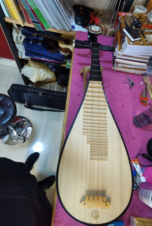 星海琵琶  库存琴  有点开裂。。不影响使...