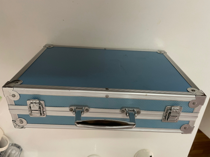 美术文具套装礼盒，打开可分成四层，携带方便...
