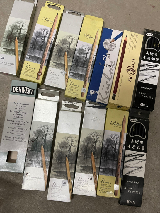 素描铅笔，盒子里数量不一，大概剩一半，打包...