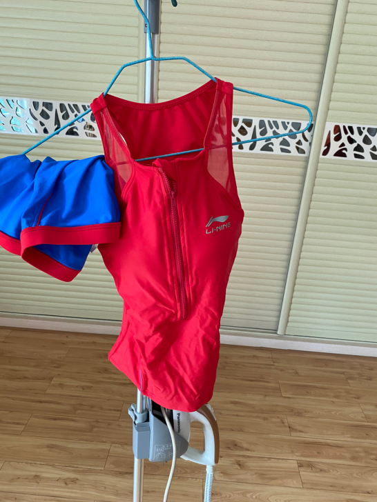 泳衣 泳帽一堆，M或L，有的全新，有的仅穿...