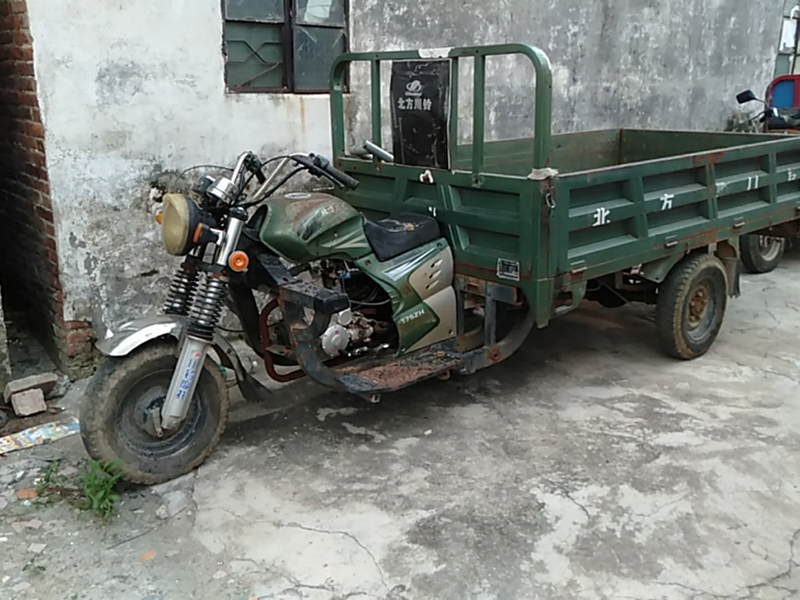 三轮摩托车长2米5.宽1米35，200发动...