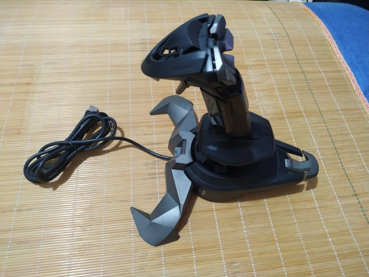 出一个闲置的美加狮摇杆，有使用痕迹，但是成...