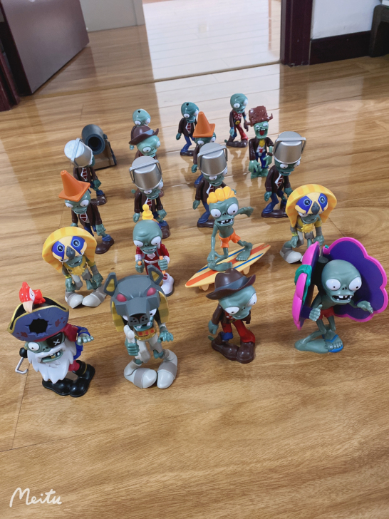 植物大战僵尸玩具,僵尸大集合,9成新,买来...