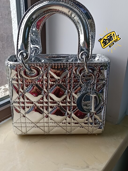 女士包包买完一直闲置没用，可拎可背，现低价...