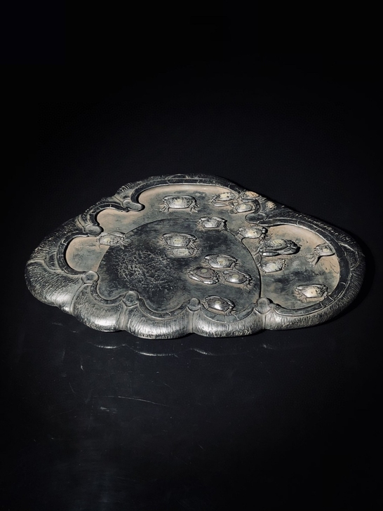 端砚,荷叶螃蟹寓意和谐。天然石眼巧妙雕刻为...