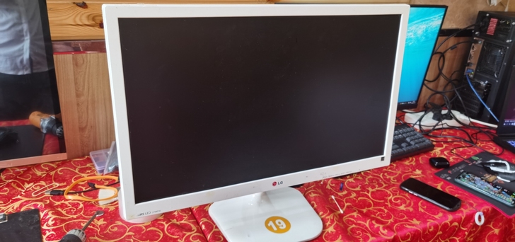 27寸LG显示器，接口都有，带高清接口。白色