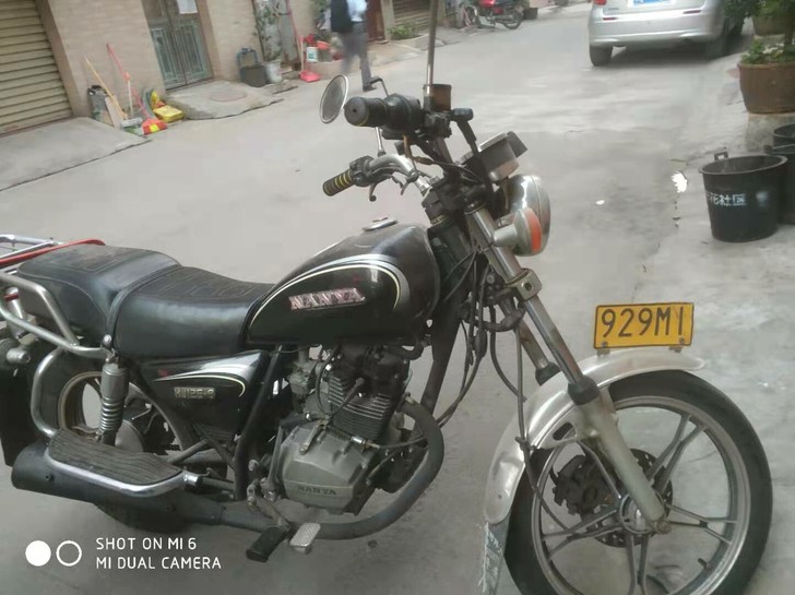 摩托出售，证件齐全。