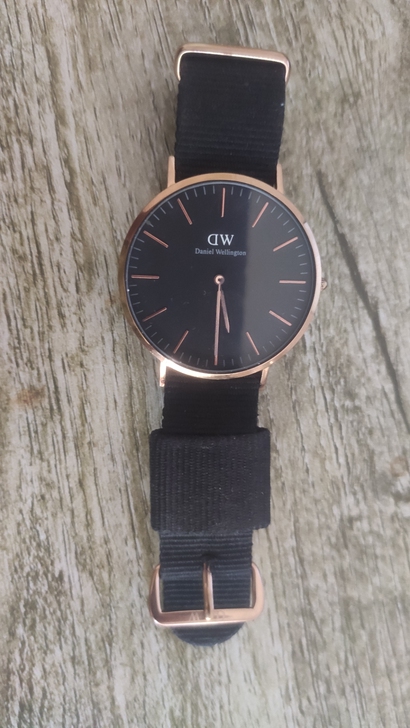 Dw手表，去年搁拼多多买的。600多。没换...