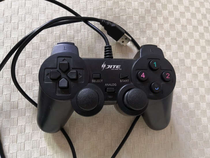 JITE游戏手柄，usb接口，功能正常无损...