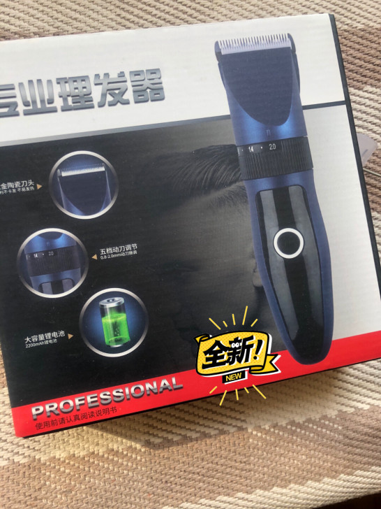 专业充电式理发器，全新，带4种尺寸刀头，含...