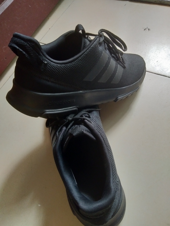 受邻居之托出一双阿迪达斯男鞋,缅甸制作,新...