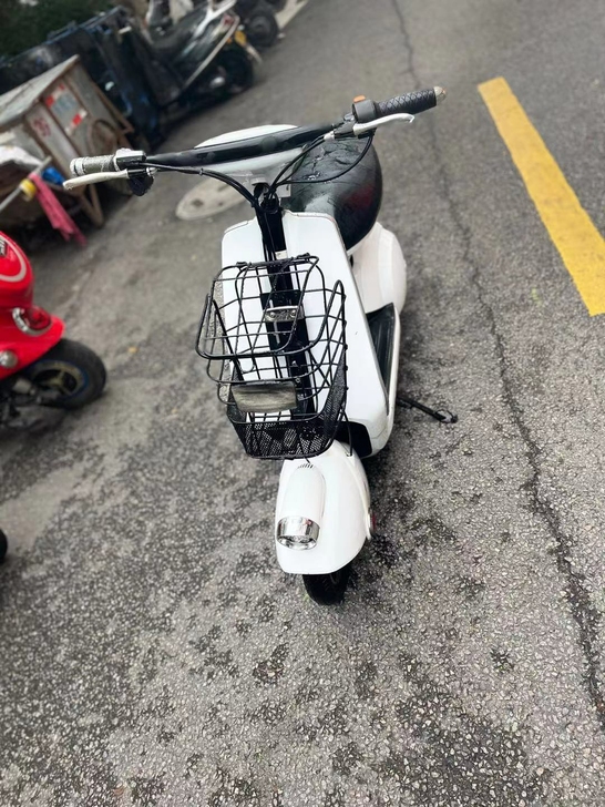 九成新，爱玛原装车，简易轻巧