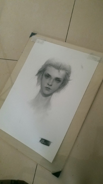 出一张带框素描画像。
