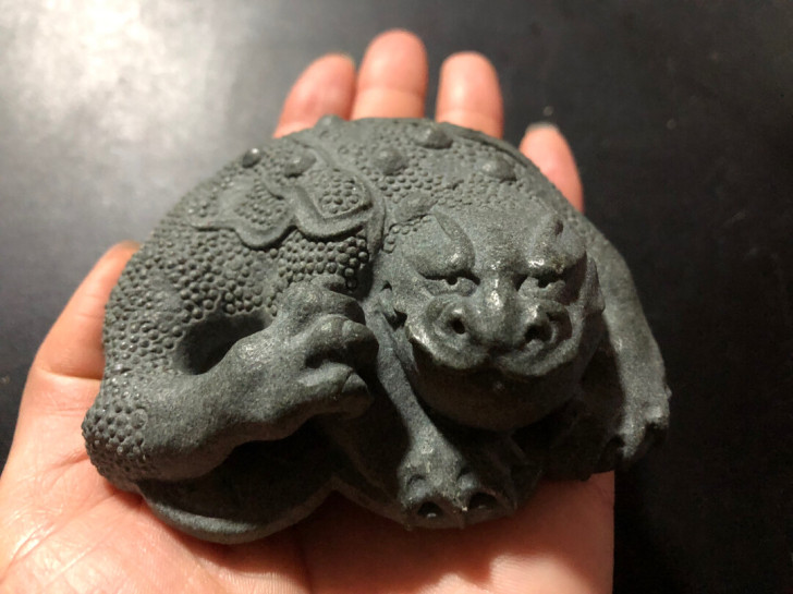天然青石三足金蟾精工雕刻茶宠镇纸石文房文玩...