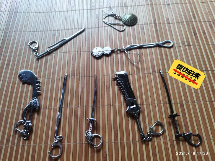出售自己收藏的武器小饰品,买下就放到盒子里...